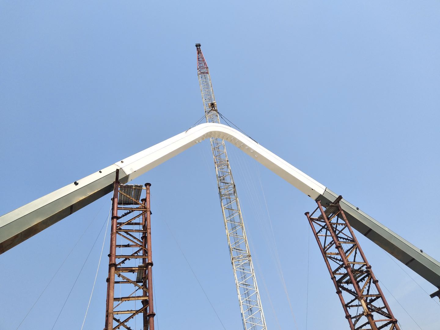 紫荊路跨龍王港河橋順利完成主拱合龍！